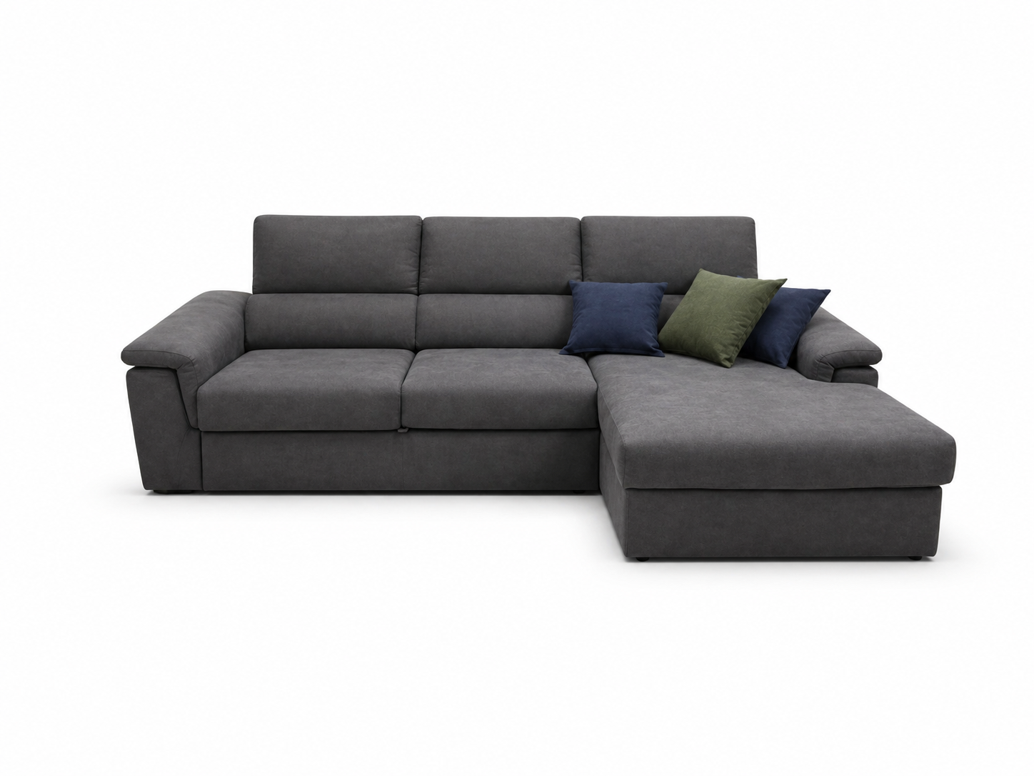 Divano componibile grigio con chaise longue e cuscini decorativi blu e verde oliva su sfondo bianco.