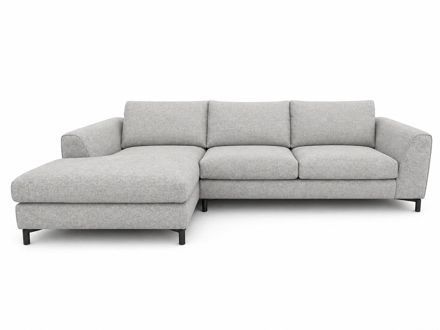 Divano componibile grigio chiaro con chaise longue su sfondo bianco.