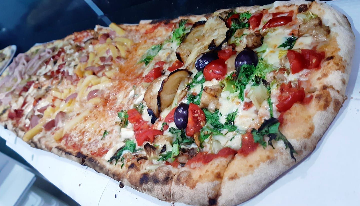 Una pizza con tanti condimenti diversi