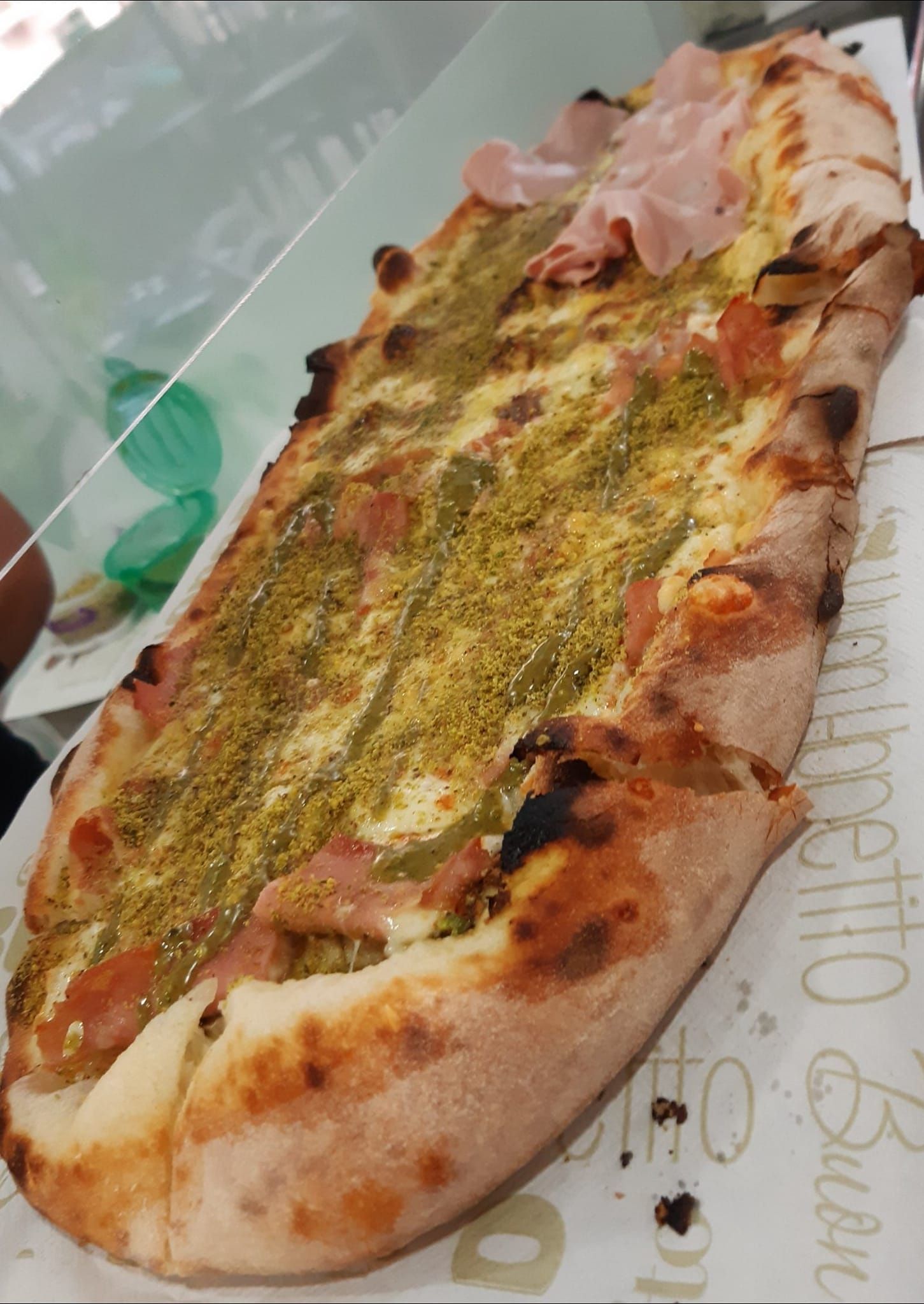 Una pizza molto lunga con molti condimenti sopra