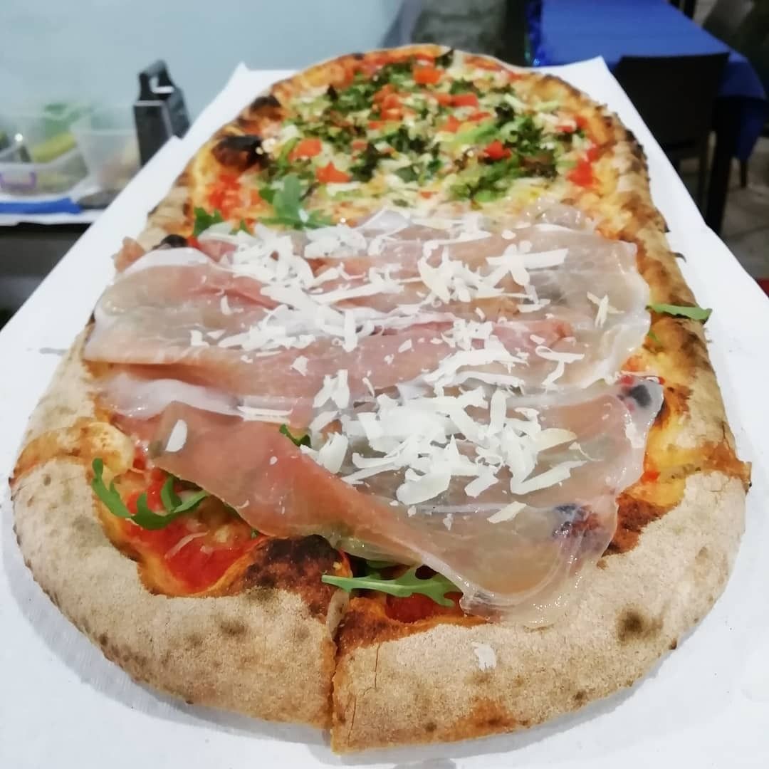 Una pizza con tanti condimenti