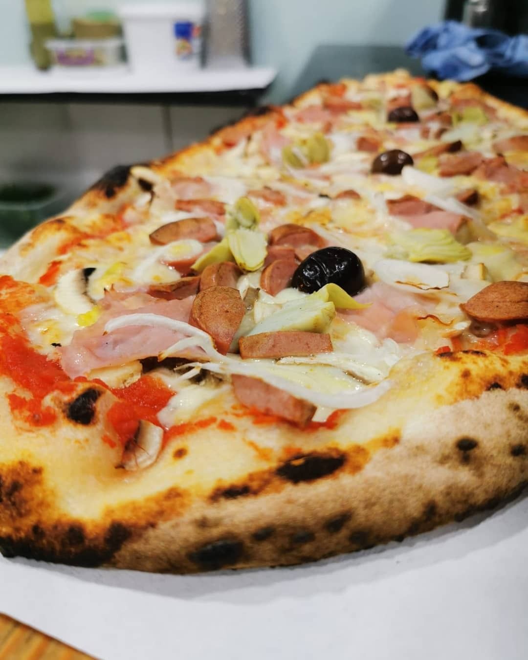 Una pizza con tanti condimenti