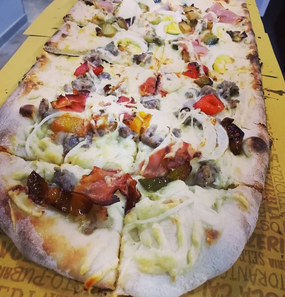 Una pizza con tanti condimenti