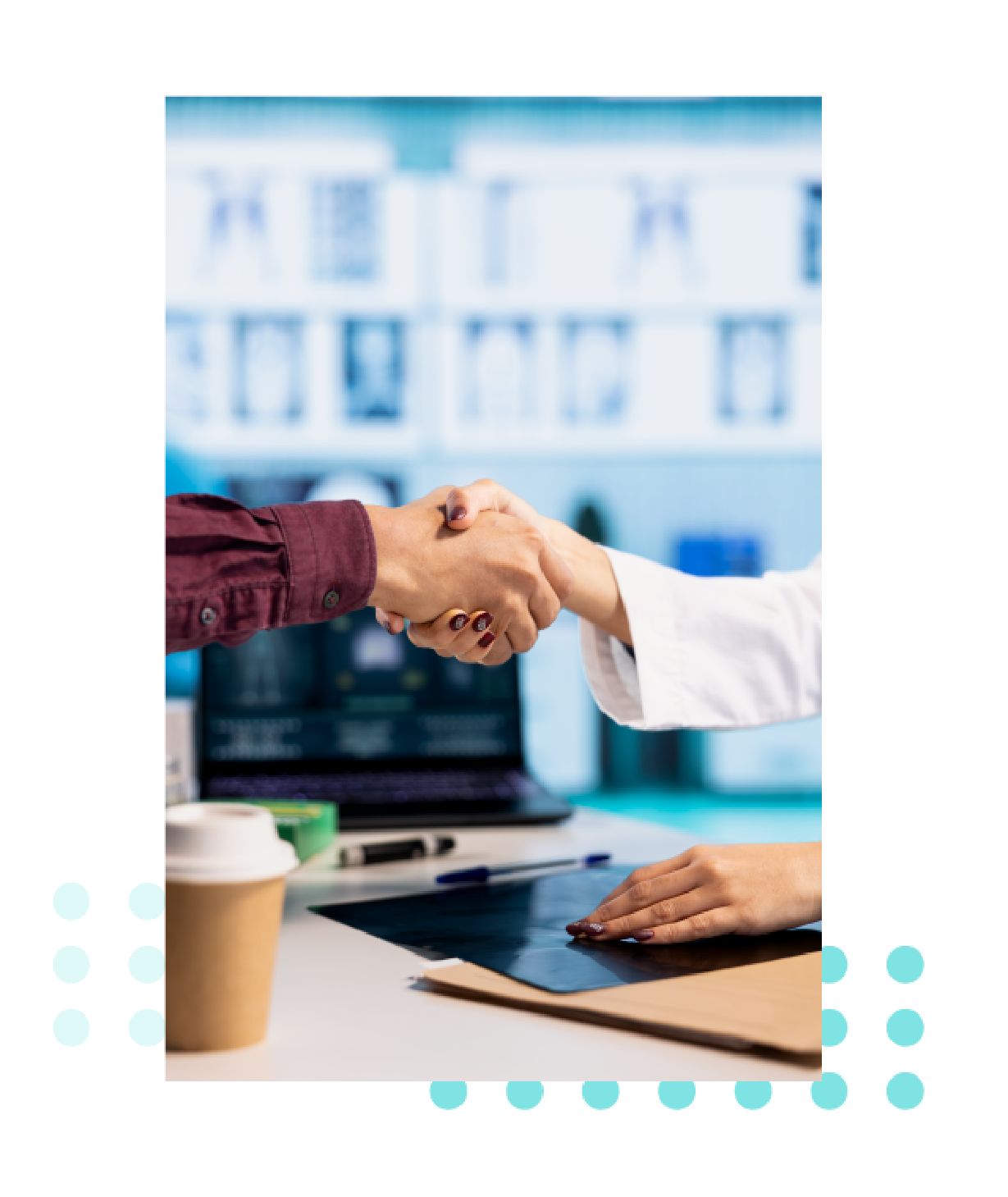 Un médico y un paciente se dan la mano frente a un escritorio médico con historiales clínicos