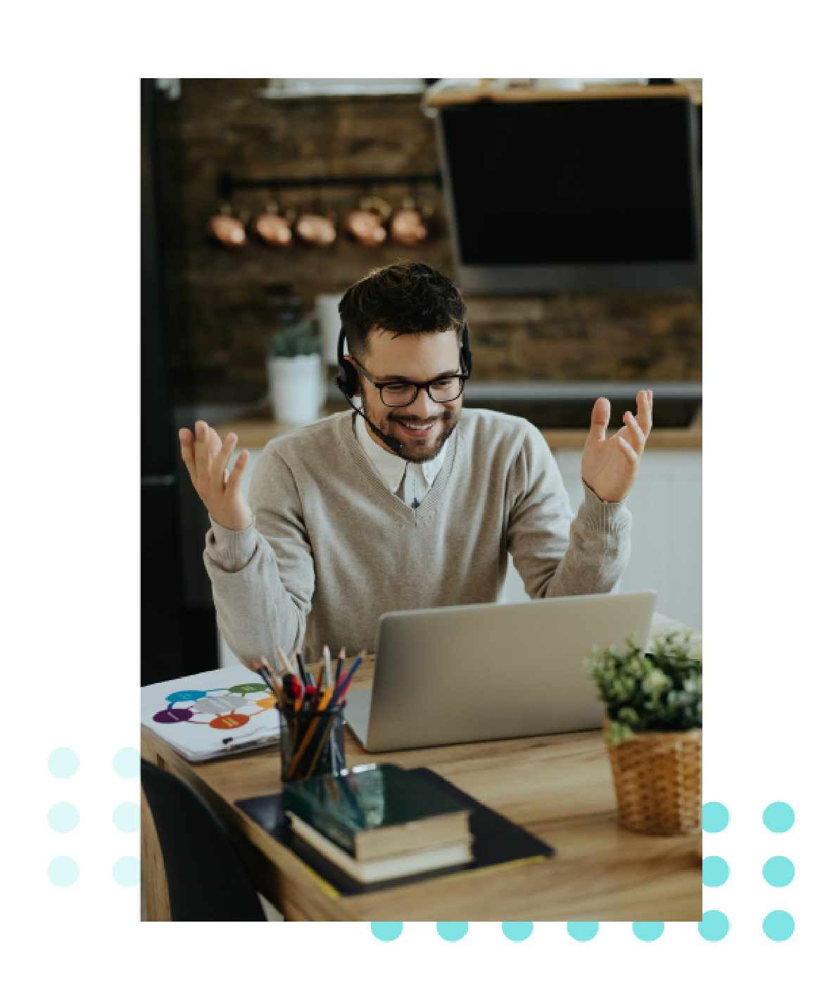 Una persona con gafas y auriculares está sentada en un escritorio