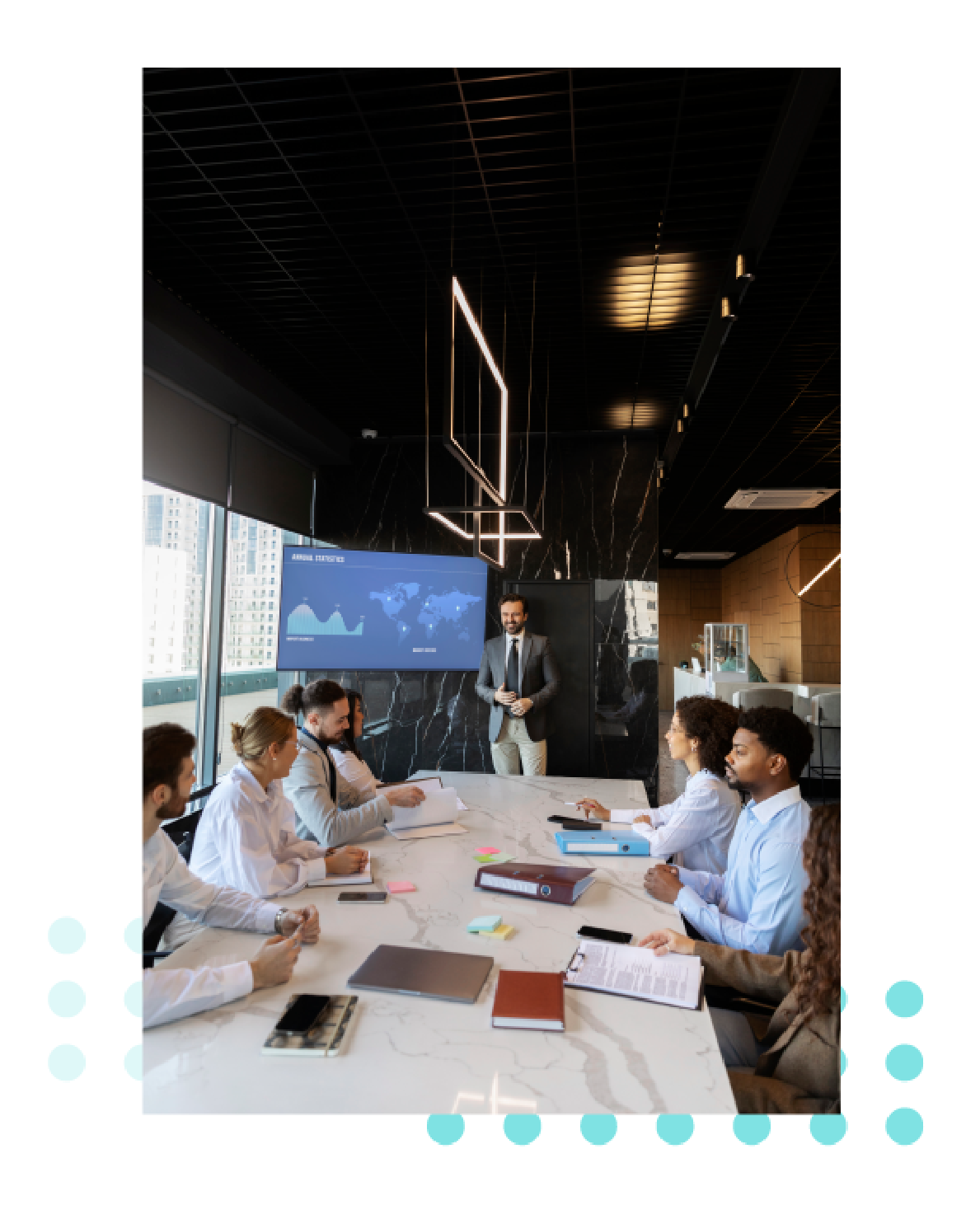 Una reunión profesional en una oficina moderna con un orador que presenta un gráfico de un mapamundi