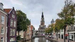 Uitzicht vanaf een brug op de waagtoren in Alkmaar waar wekelijks nog een echte kaasmarkt wordt gehouden