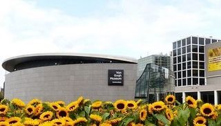 Het van Gogh Museum in Amsterdam met op de voorgrond een perk met zonnebloemen