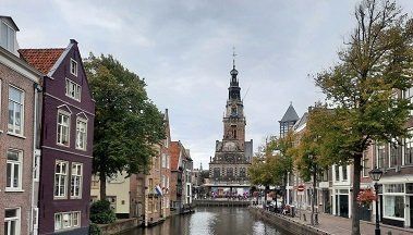 Zicht op de Waagtoren en de gracht Luttik Oudorp in de oude stad van Alkmaar te zien tijdens een stadswandeling met gids