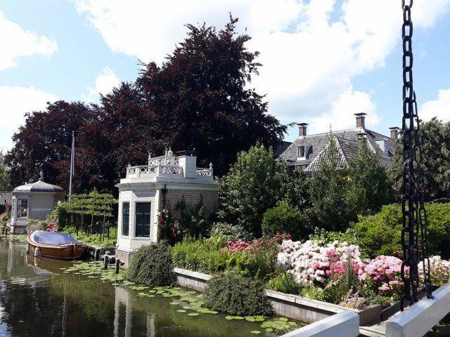 Uitzicht op een gracht en een theetuin met theehuis vanaf een ophaalbrug in Edam vlakbij Amsterdam