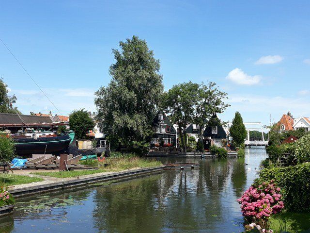 Typische groene houten huizen uit de achttiende eeuw langs een gracht in Edam bij Amsterdam