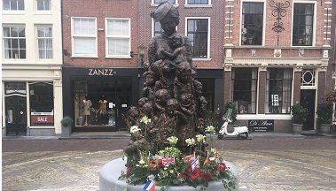 Een bronzen standbeeld van de Alkmaarse verzetsheldin Truus Wijsmuller en 28 kinderen te zien tijdens een stadswandeling in Alkmaar