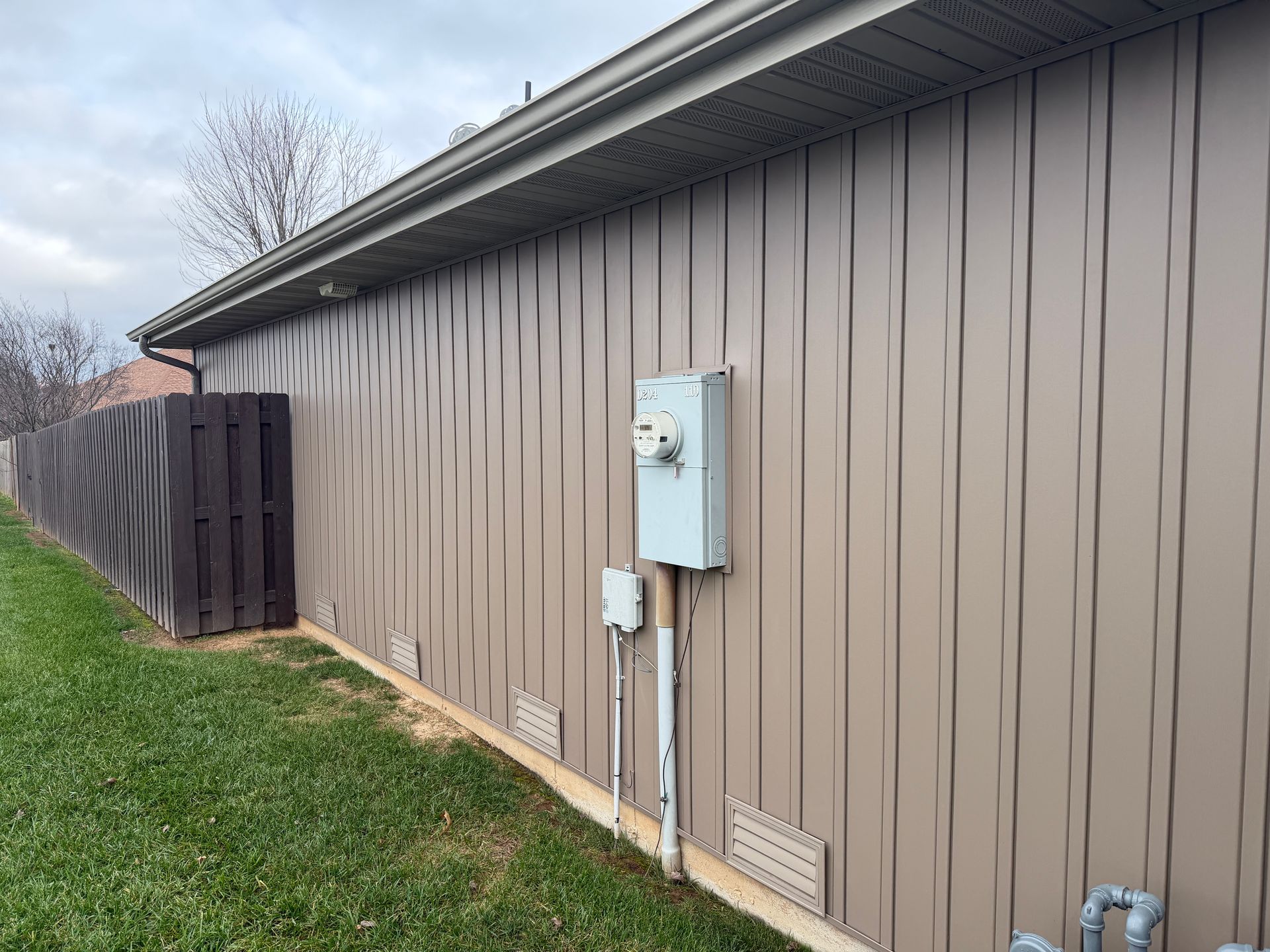 A close up of a white siding on a house | siding contractor springfield mo