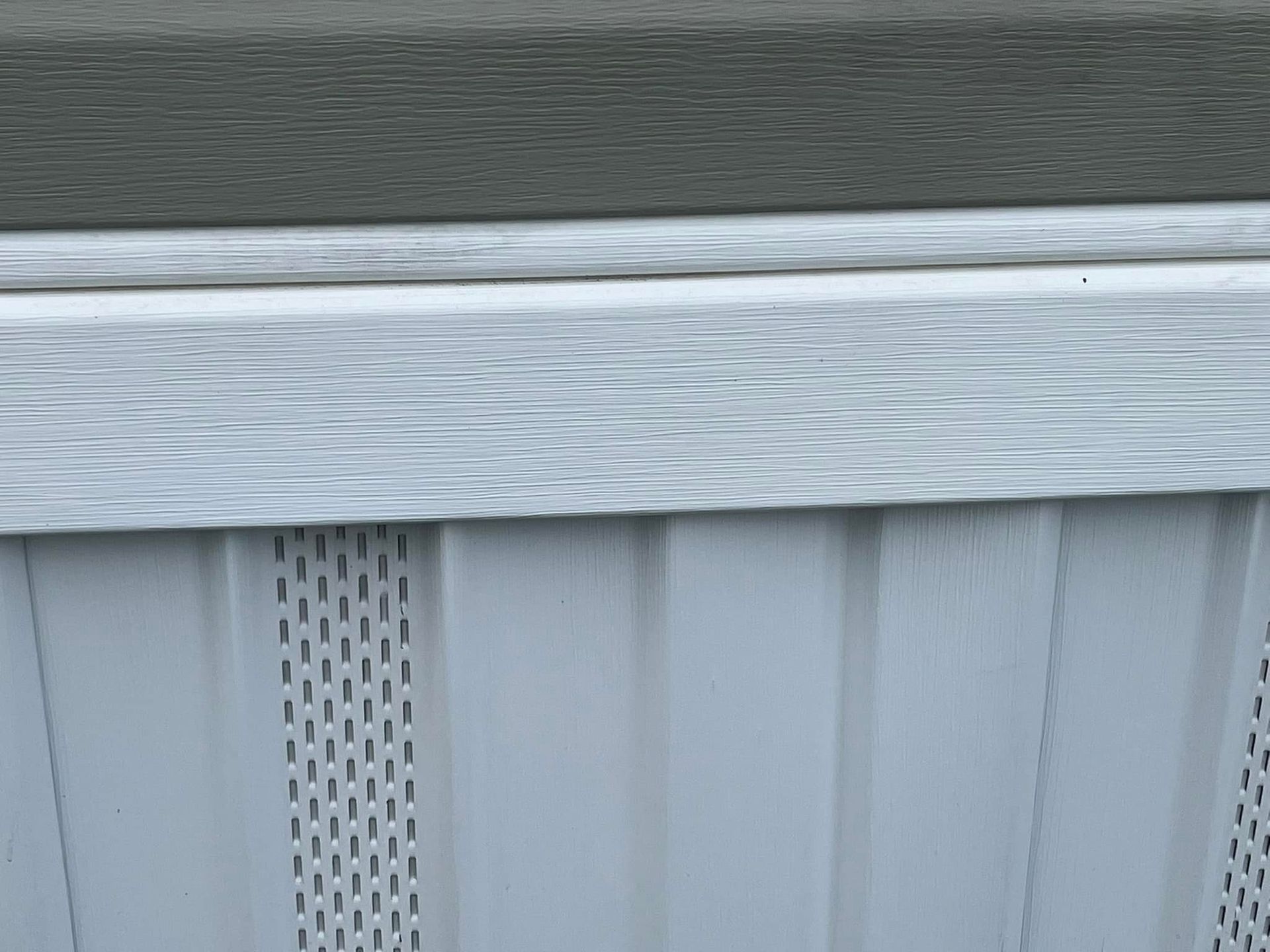 A close up of a white siding on a house.