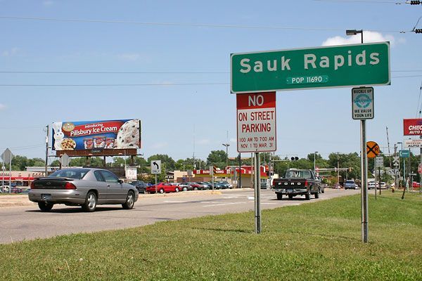 A green sign that says sauk rapids on it
