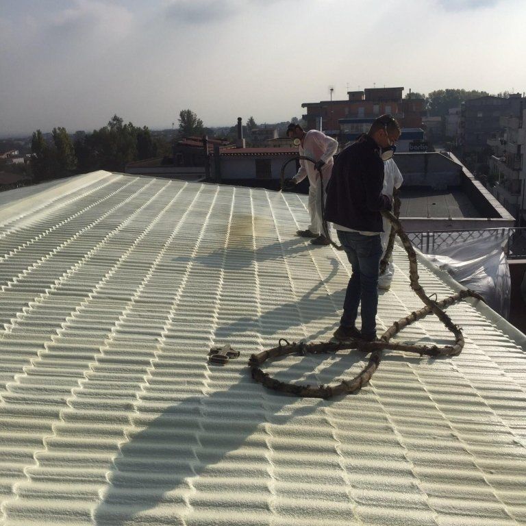 degli uomini al lavoro su un tetto