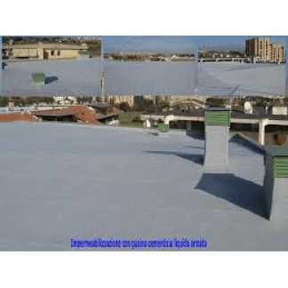 un uomo con un elmetto rosso durante un lavoro di impermeabilizzazione