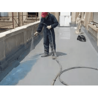 un uomo con una tuta protettiva bianca e un cappellino azzurro durante un lavoro di impermeabilizzazione