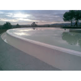 un ragazzo con un cappellino giallo durante un lavoro di impermeabilizzazione