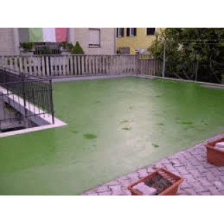 degli uomini al lavoro durante una pittura di una pavimentazione di color rosso