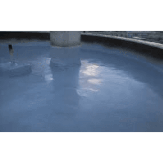 un uomo con una tuta che spruzza dell’acqua su un tetto