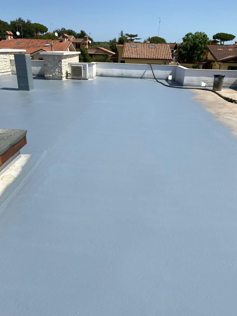 Uomo impermeabilizza superfice