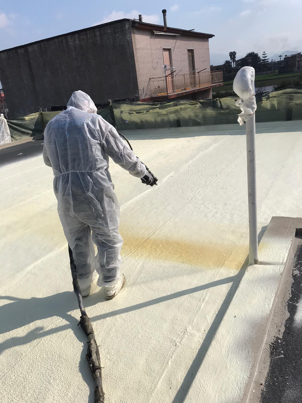 Uomo impermeabilizza tetto