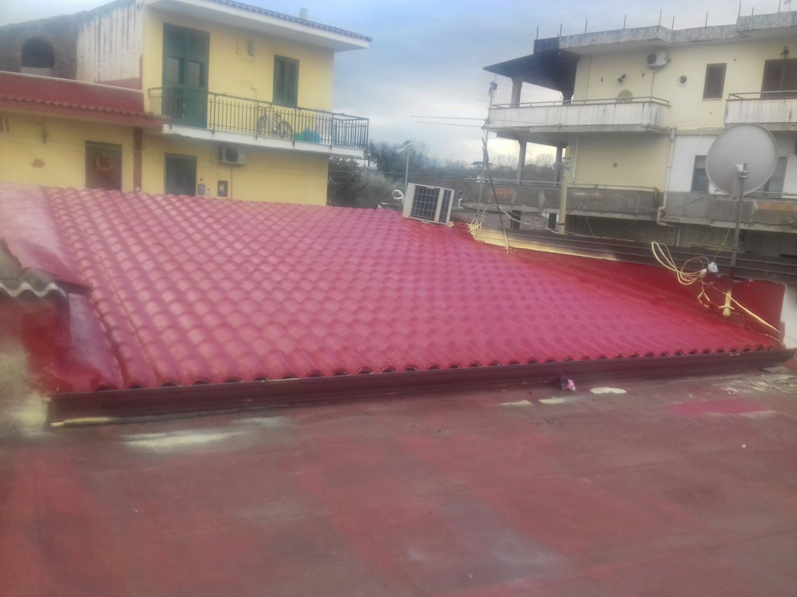 Impermeabilizzazione e isolamento termico con schiuma poliuretanica sopra tegole