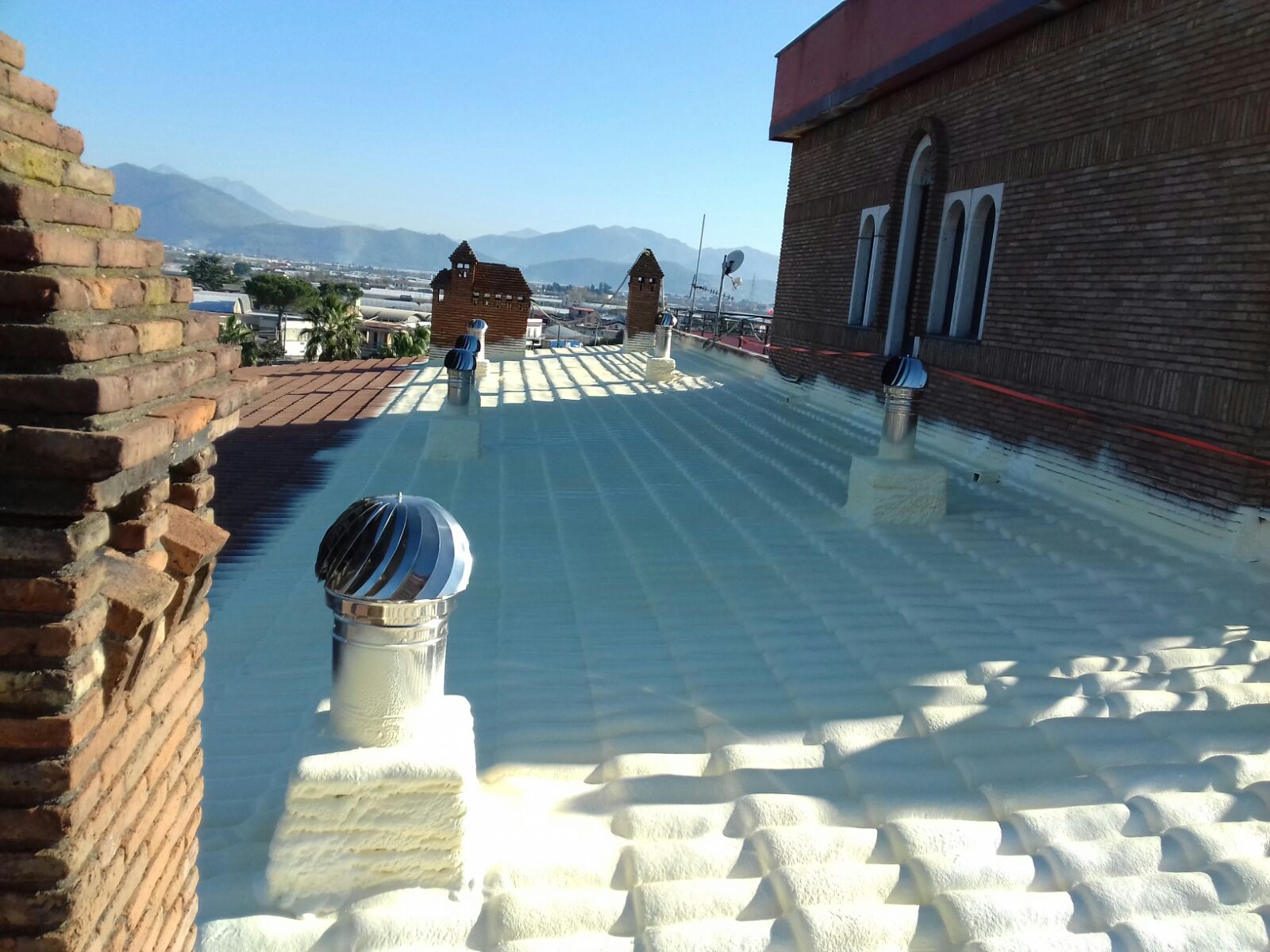 Impermeabilizzazione e isolamento termico con schiuma poliuretanica sopra tegole