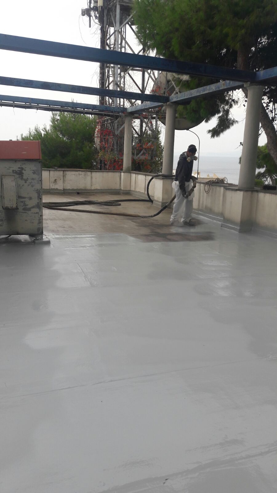 Lavorazione eseguita con poliurea, senza rimuovere il vecchio manto di guaina esistente