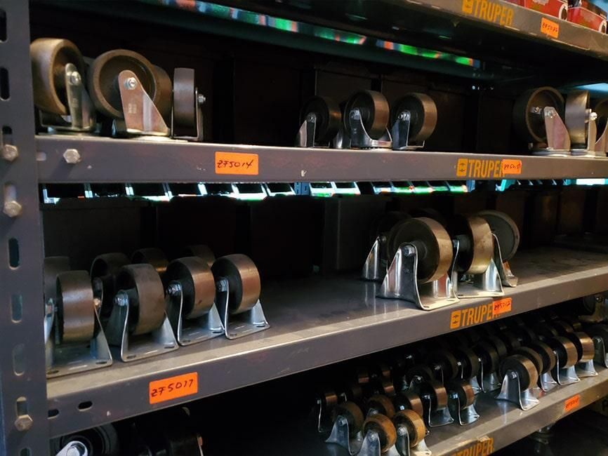 Un montón de ruedas están en un estante de una tienda.