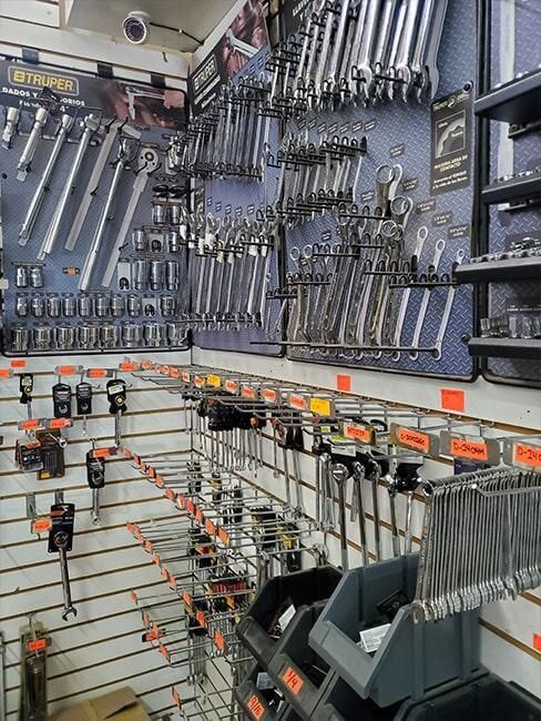 Una tienda llena de muchas herramientas y cajas.