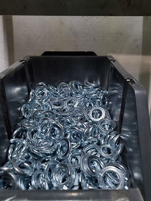 Sobre una mesa hay un cubo lleno de lavadoras.