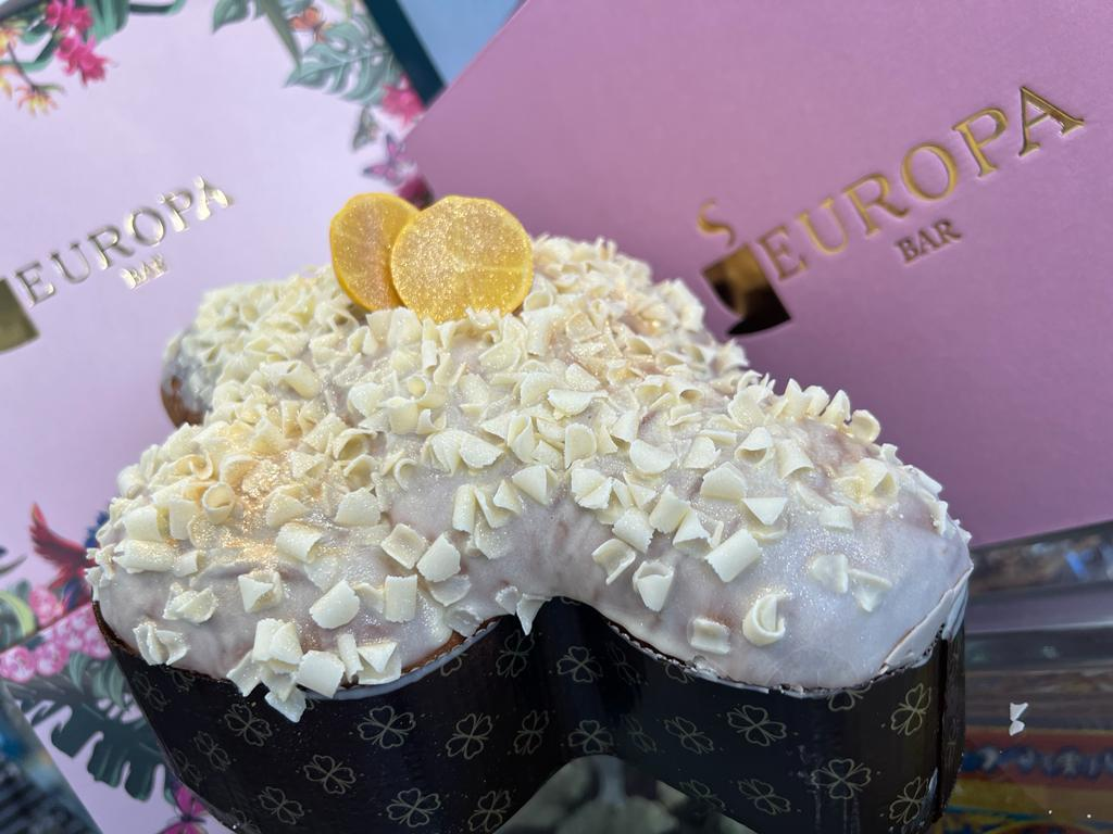 Primo piano di una colomba con glassa al limone e cioccolato