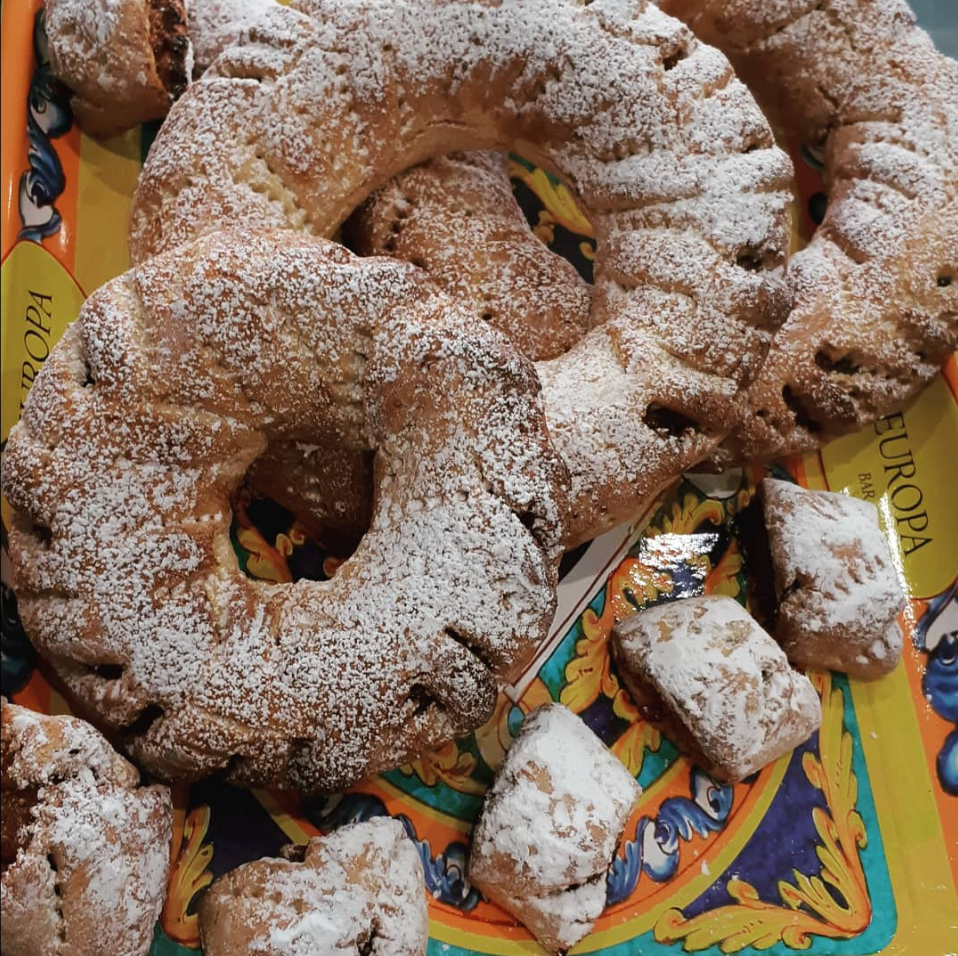 Un mucchio di pasticcini ricoperti di zucchero a velo su un vassoio