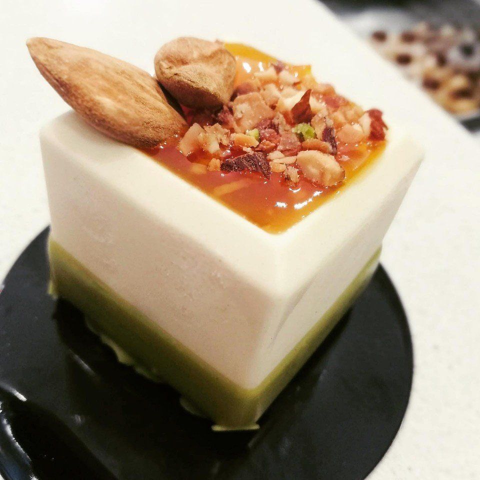 Un pezzo di torta con un biscotto sopra