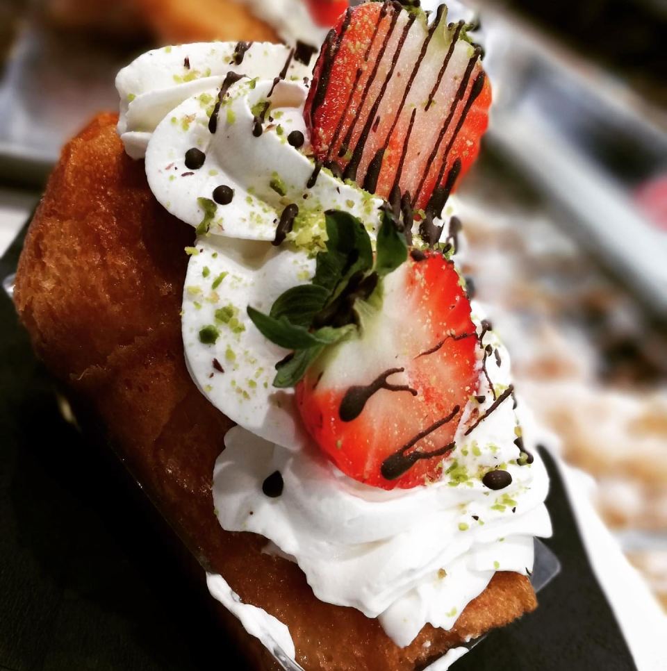 Un dessert con panna montata e fragole sopra