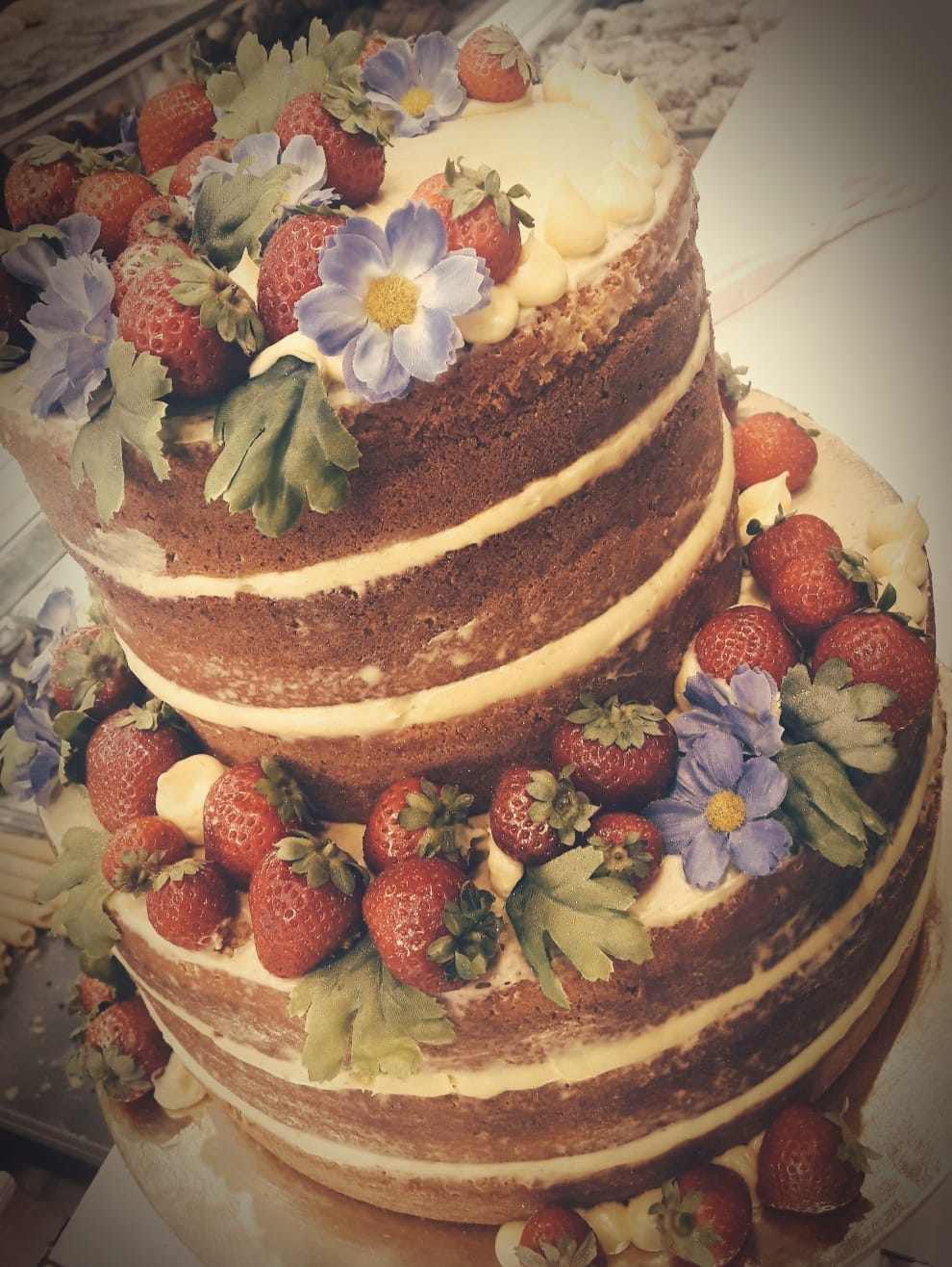 torta di pan di spagna con crema e frutta fresca