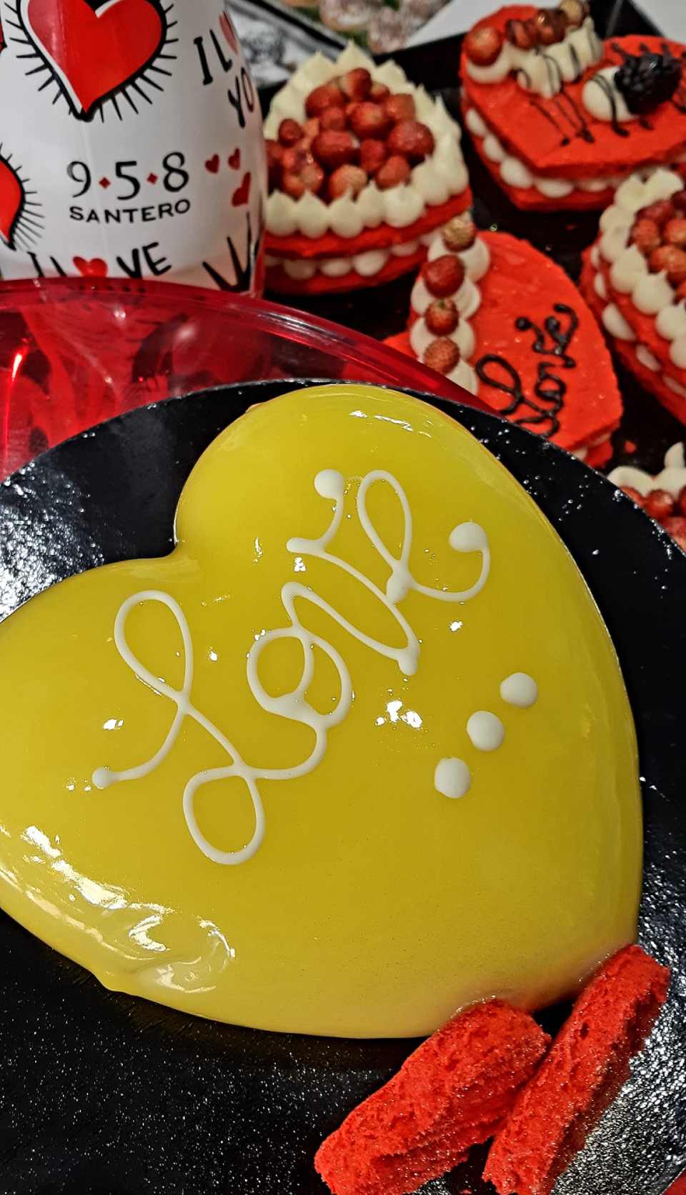 Una torta a forma di cuore giallo  con la parola amore scritta sopra