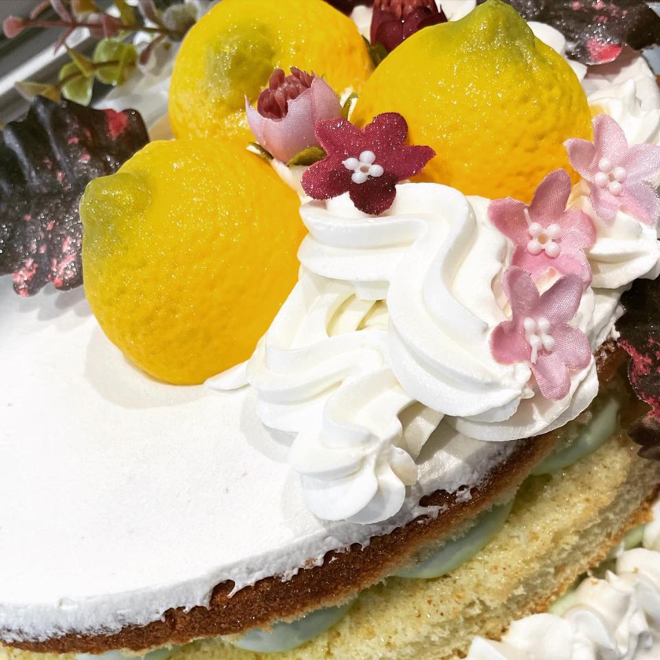 Una torta con panna montata e limoni sopra