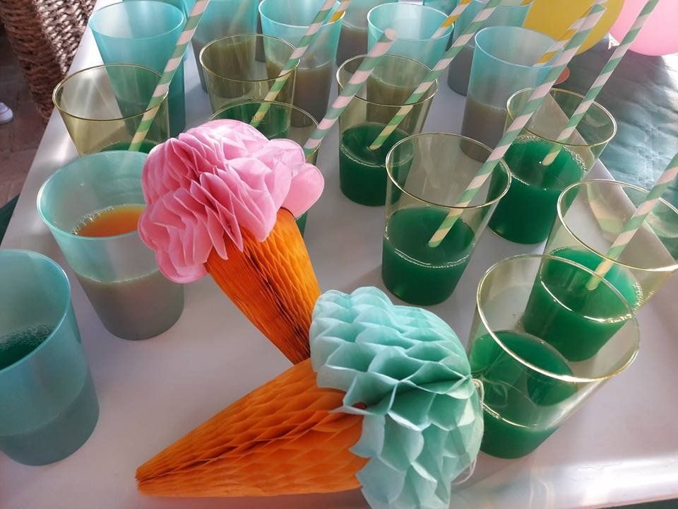 Un vassoio di bicchierini con cannucce e coni gelato