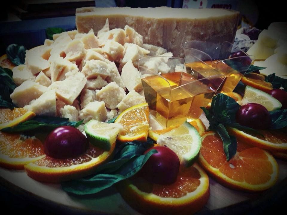 Un piatto di cibo con arance e ciliegie sopra