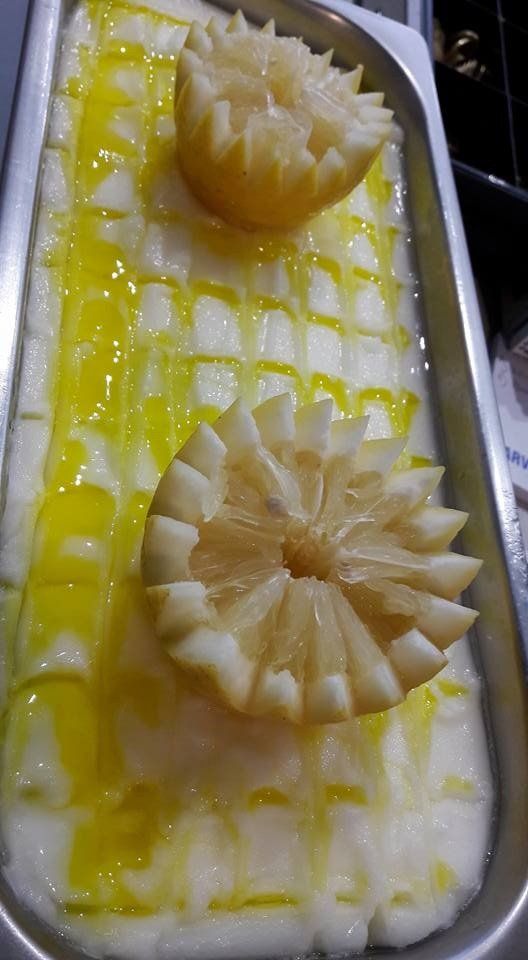 Un vassoio di cibo con un fiore intagliato nel limone.