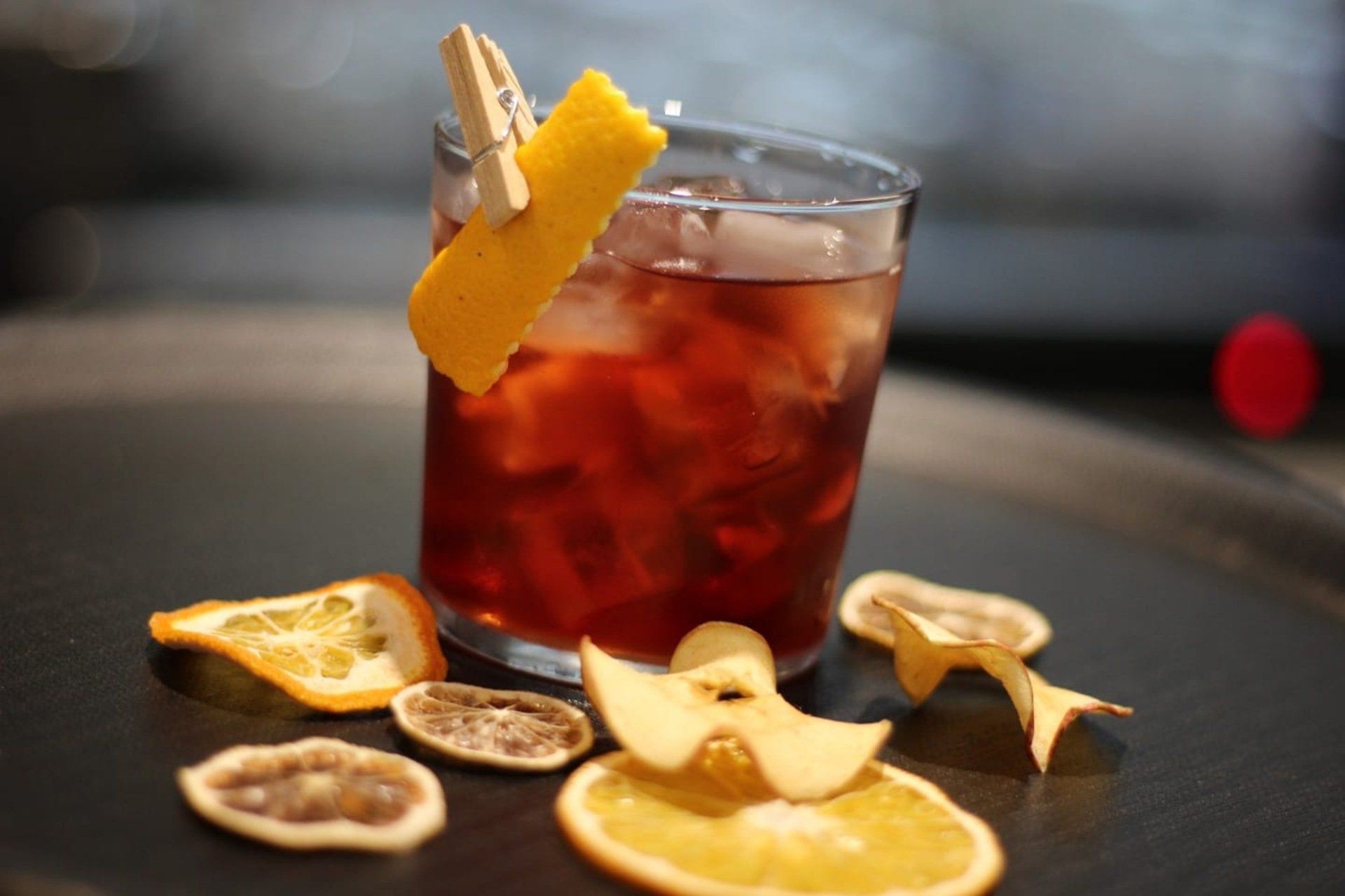 Un primo piano di un drink con ghiaccio e fette di limone su un tavolo