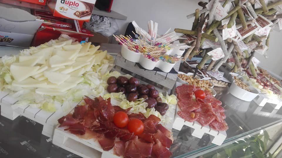 tagliere per aperitivo pieno di cibo