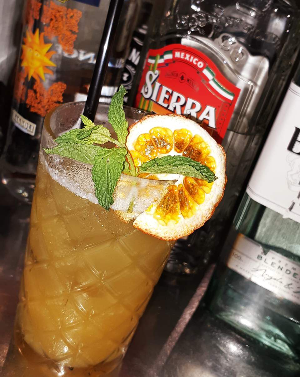 Una bottiglia di tequila sierra accanto a un drink