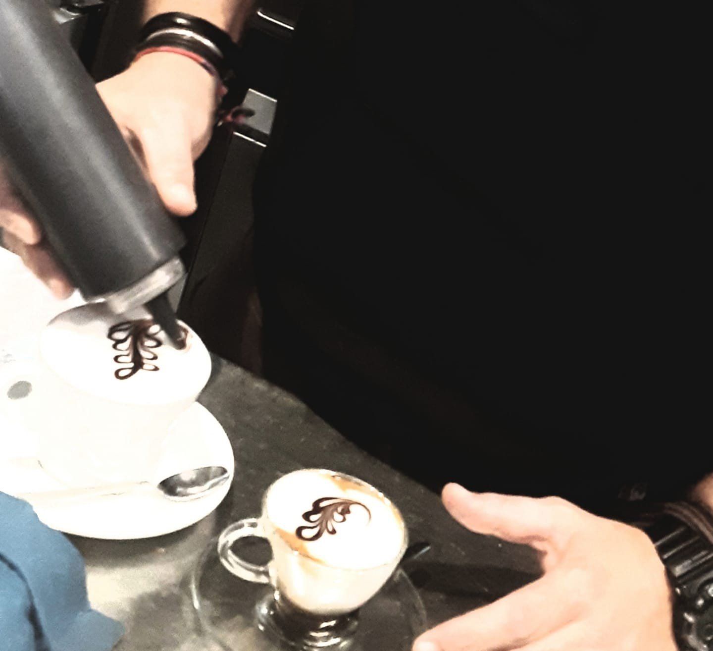 Una persona sta versando la panna montata in una tazza di caffè