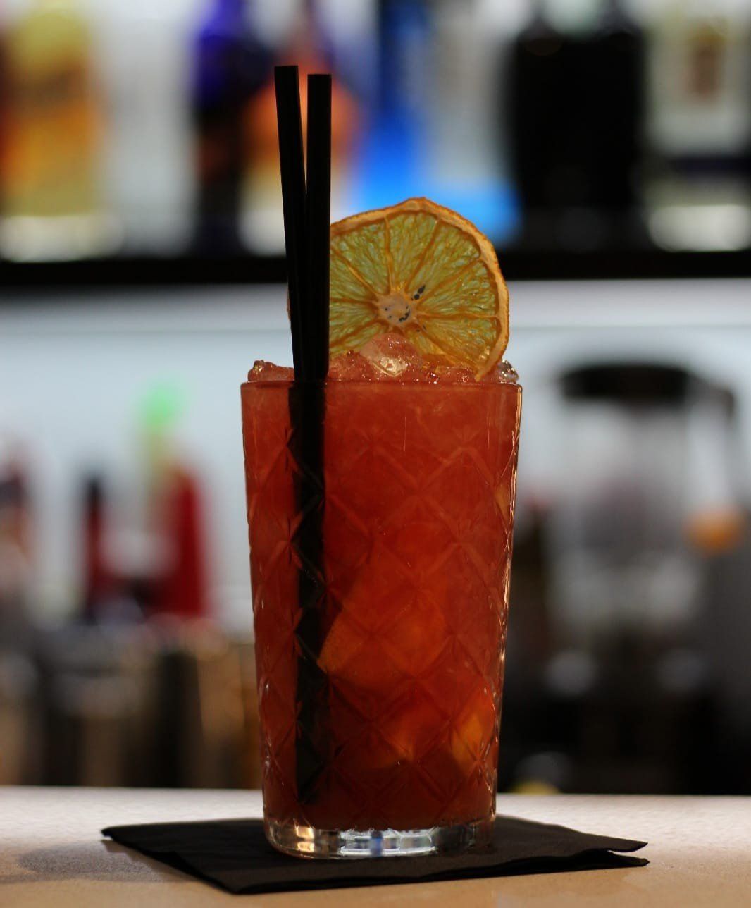 cocktail rosa con ghiaccio