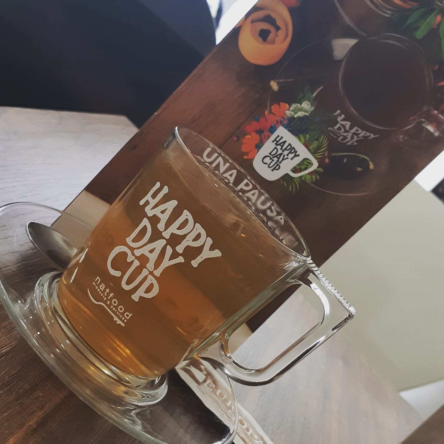 Una tazza piena con scritta simpatica