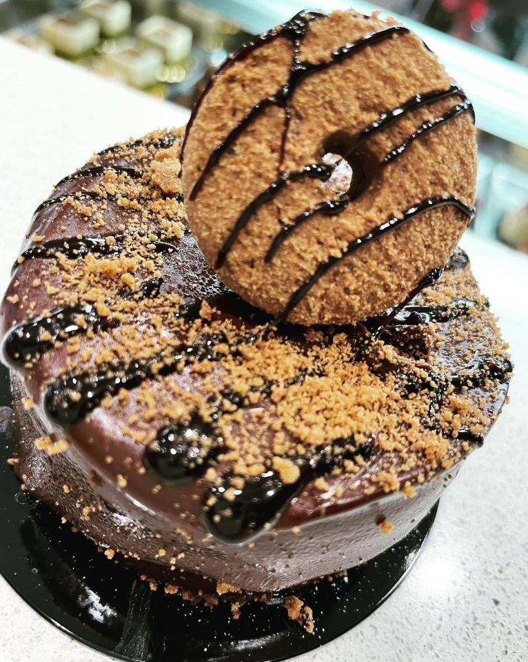 Una torta al cioccolato con una ciambella sopra